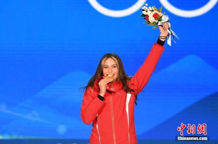 2��8�������������»�����ʽ��ѩŮ�Ӵ���̨�佱��ʽ�ڱ����佱�㳡���С�ͼΪ��ùھ����й�ѡ�ֹȰ����ڰ佱��ʽ�ϡ� ��������� � ��
