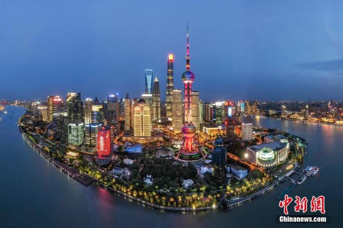 图为2020年,航拍上海浦东陆家嘴夜景。(无人机照片) <a target=