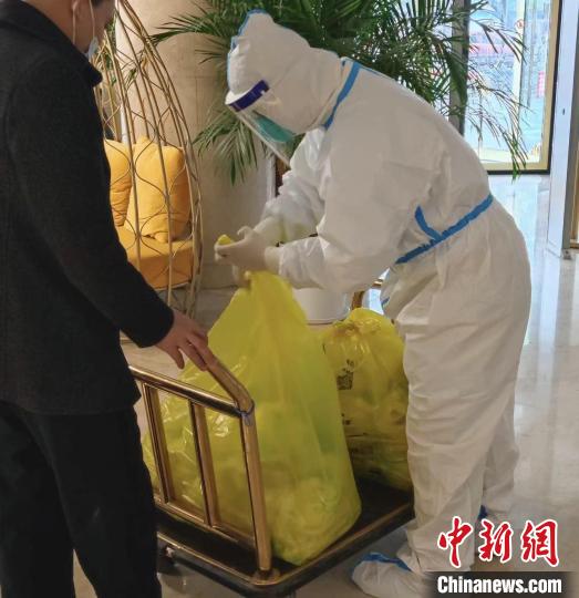 鄞州隔离点正在清理隔离人员生活垃圾 郏恩洪 摄