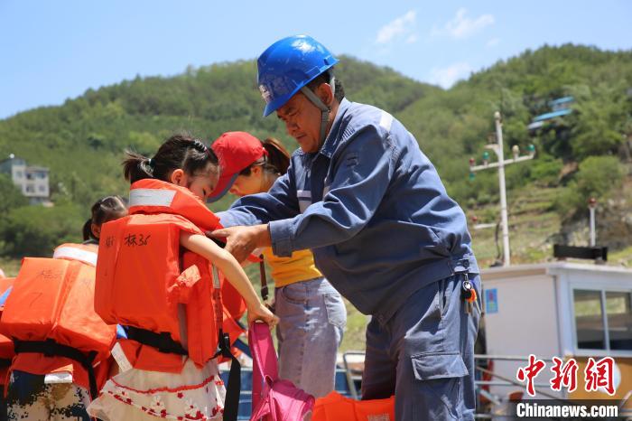 王仲吉给小朋友穿上救生衣 百色隆林供电局 摄