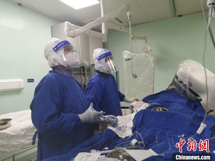 城市封控进行时:上海保持生命通道畅通、医护与“死神”抢时间