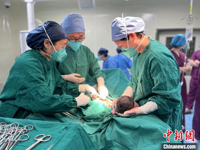 新生命诞生的同时,宫颈癌也得到救治。 复旦大学附属妇产科医院供图