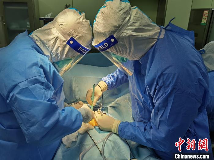 坏死性筋膜炎患者成功接受手术。 上海交通大学附属新华医院供图