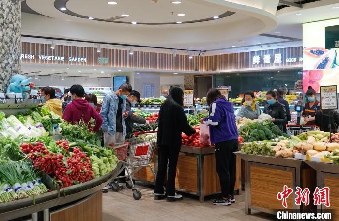 图为西宁市民在超市悠闲购物。 马铭言 摄