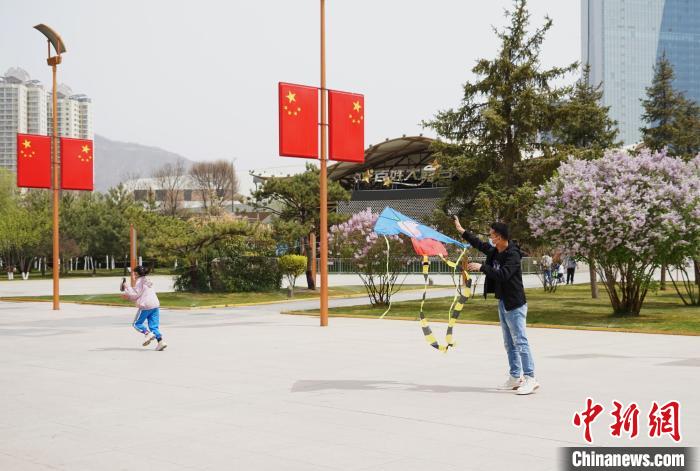 图为西宁市中心广场内,市民放风筝。 马铭言 摄