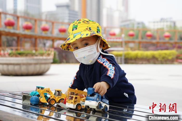 图为西宁市中心广场内,一孩童在玩耍。 马铭言 摄