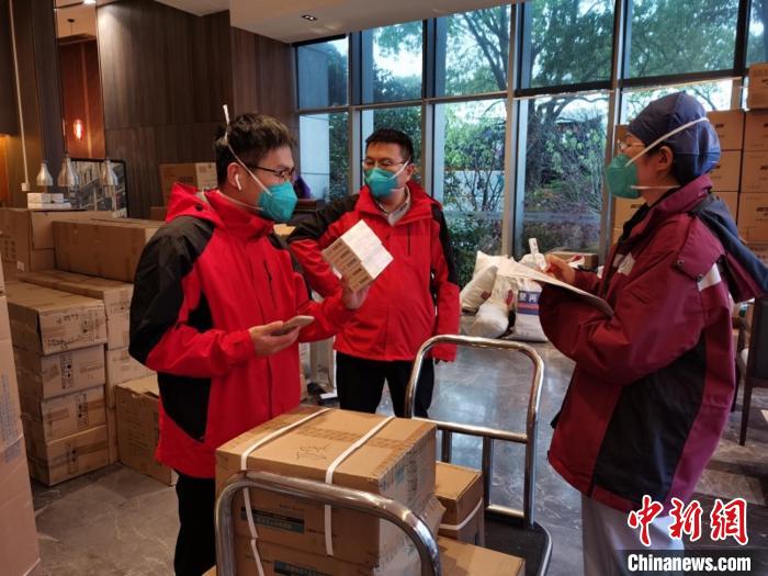 “粮草官”在整理物资。 浙江医疗队一队供图