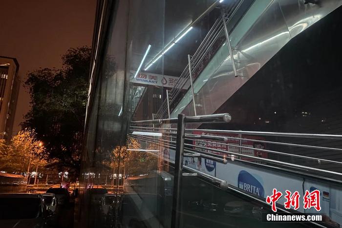 25日零时左右,中新财经记者前往位于西三环附近的物美超市(华天店)。超市刚刚结束营业,内部灯火通明,有穿超市服装的工作人员在超市内走动。葛成 摄