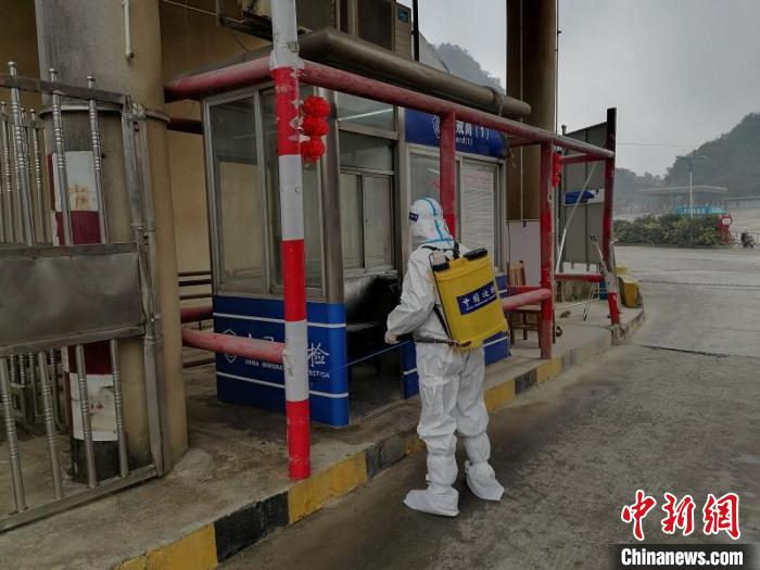 执勤民警对执勤现场开展消杀。 刘涛 摄