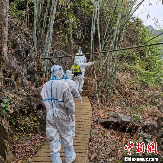 移民管理警察踏查边境。 玉祥发 摄