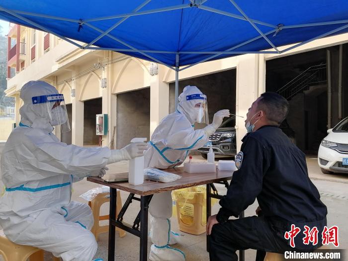 移民管理警察开展核酸检测。 肖杰 摄