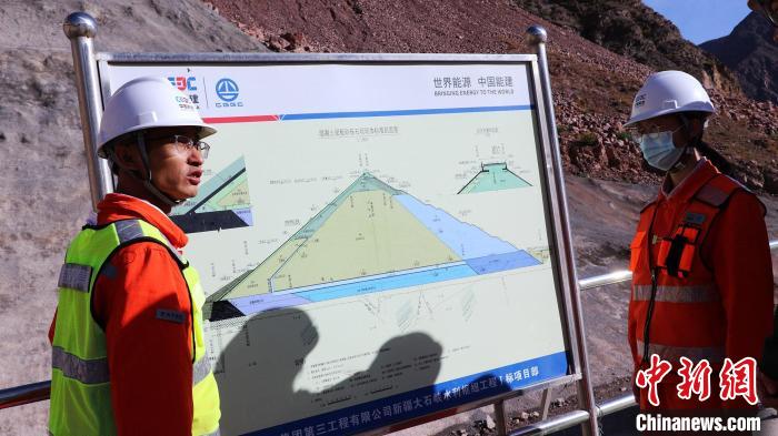 李东飞表示,大石峡水利枢纽工程Ⅰ标项目地质条件复杂,目前是世界在建坝体最高的水利枢纽工程。 王小军 摄