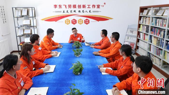 李东飞和业务骨干一起座谈。 王小军 摄