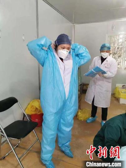 援藏归来,沈彧澜(前)参与到疫情防控工作。 受访者供图