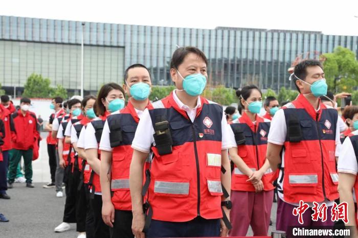 (上海战疫录)援沪医疗队陆续踏上返程:同心抗疫平安回乡