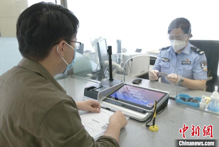 (上海战疫录)上海公安出入境开通绿色通道保障紧急必要办证需求