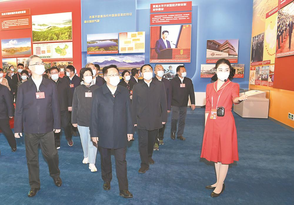 安徽省代表团参观“奋进新时代”主题成就展/