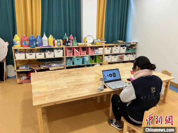 图为托育中心内的老师正在备课。 李韵涵 摄