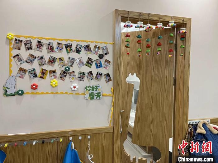 教室内随处可见孩子们的手工制品成为装饰品,琳琅满目地挂在墙上。 李韵涵 摄