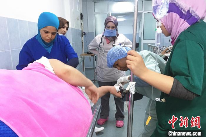 图为余腊梅援非期间接诊当地一名产妇。 受访者供图