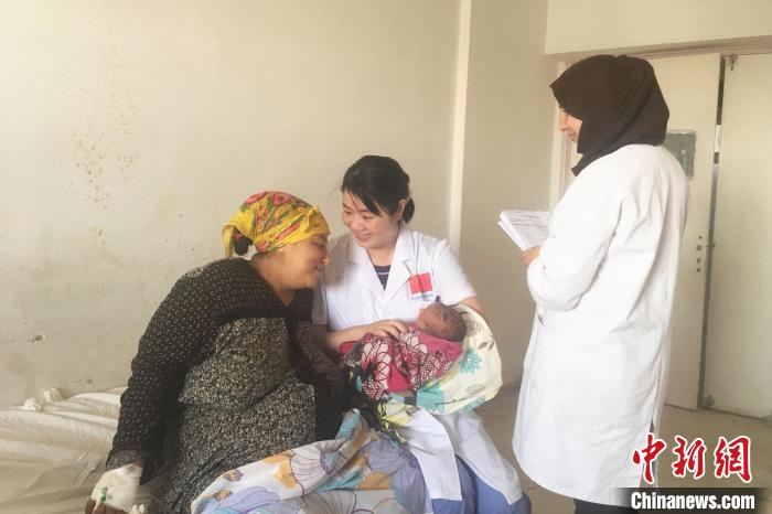 图为余腊梅援非期间进行查房工作。 受访者供图