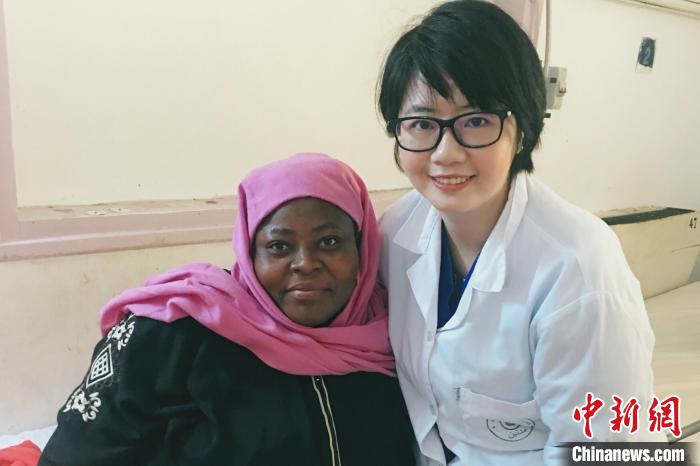 图为余腊梅援非期间和一名患者合影。 受访者供图
