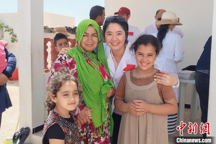 图为余腊梅援非期间和当地女性民众合影。 受访者供图