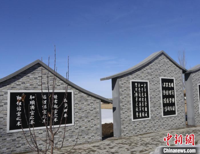 新疆木垒哈萨克自治县英格堡乡月亮地村,村民文化休闲展示区。 陶拴科 摄