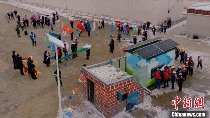 图为学生们排着队通过“绿电净水机”装取直饮水。 国网杭州供电公司 摄