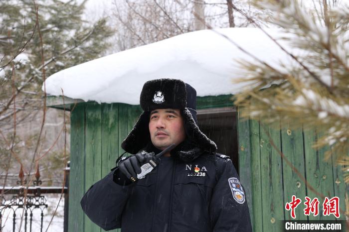 姜继鑫在野外工作中。 漠河出入境边防检查站供图