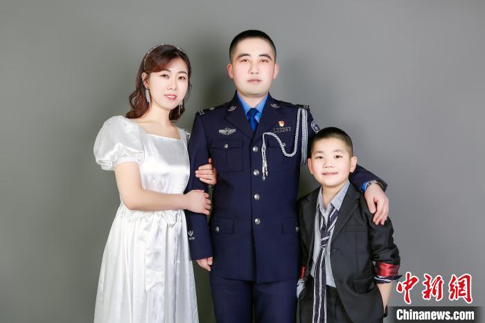 姜继鑫一家三口合影。 漠河出入境边防检查站供图