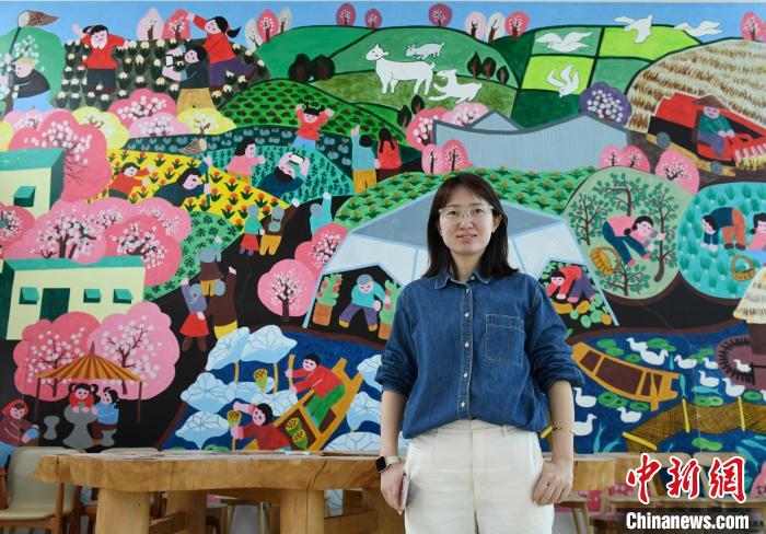 图为:“90后”邹鹰翔和她的“梦想蓝图”。 王刚 摄