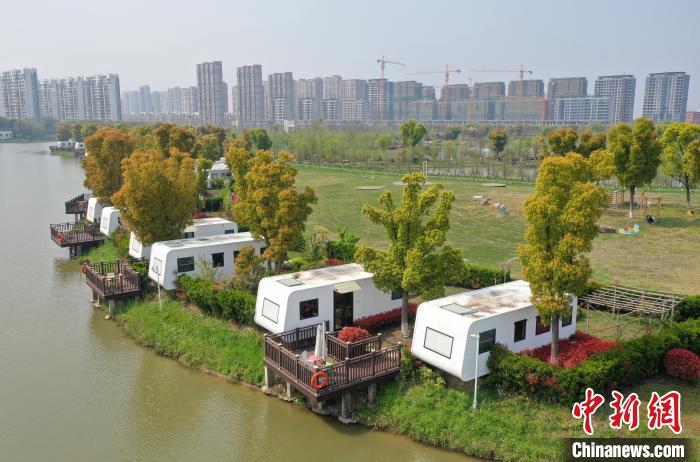 图为:航拍灵粮农场的临水酒店项目。 王刚 摄