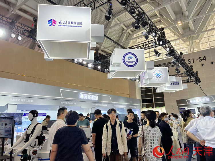 海河实验室展台聚集了大量参观者,他们不断向工作人员提问各种问题。人民网记者 孙翼飞摄