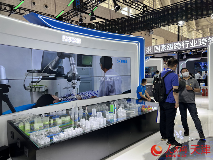 在本次大会,“数字政府”板块在中国移动成果展中颇为显眼。人民网记者 孙翼飞摄