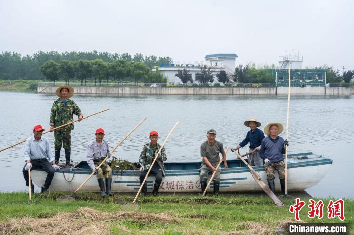 姜清泉和夕阳红志愿服务队部分队员的合影。16年来,这支队伍一路发展,现有队员40余人,平均年龄65岁 高博 摄