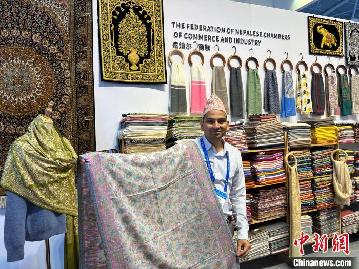 尼泊尔参展商展示特色产品。 方伟彬 摄