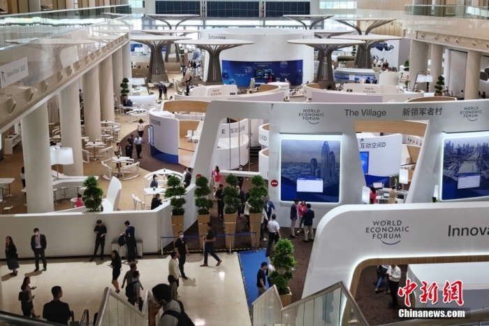 6��27�գ��λ��ߴ���̳���᳡���÷����չ�����ڵ�������ߴ�ǰ���������죬��ʮ�Ľ��ļ�����˹��̳�����Ļ����������� ١�� ��