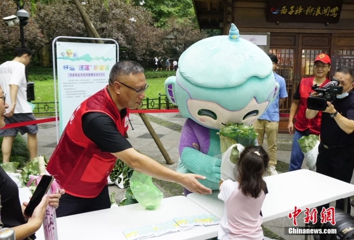 �������˻Ἢ������������巡������������㽭���������ϲμ������Ҷ�������ͼΪ���˻Ἢ������������ְ��õ������Ҷ�����˿͡�<a target=