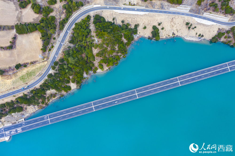 ������û��һ����·������Թ�·����Ϊ�ص㣬���ա���·���ܵ�������ٷ�չ���γ���������Ϊ���ĵ���ͨ�˴�Ľ�ͨ�������硣ͼΪ���ָߵȼ���·������������ �����޲���