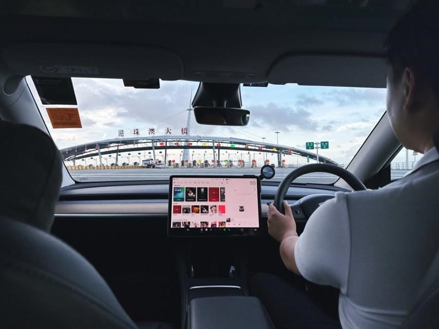 图2.香港青年龚杰驾车行驶在港珠澳大桥上。(受访者供图)