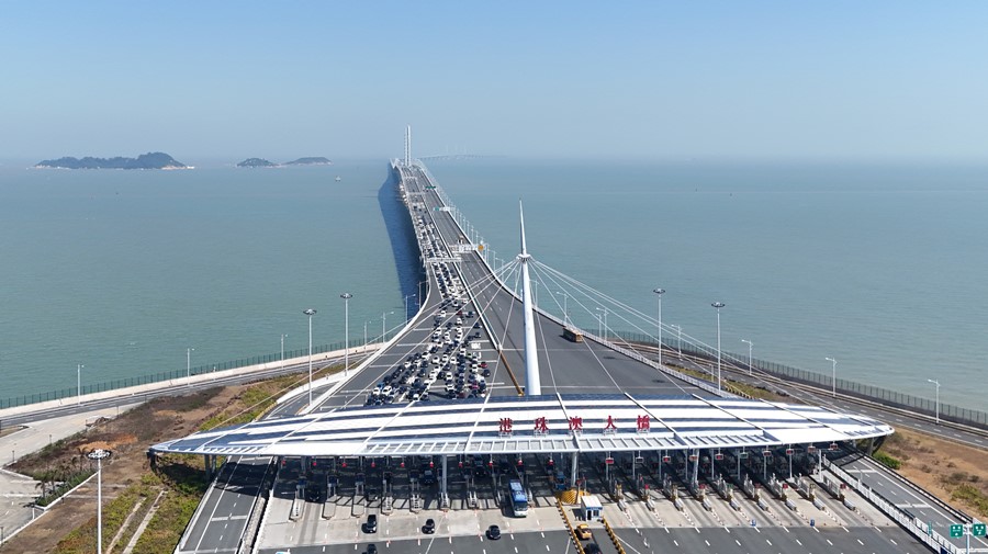 图1.端午节期间,“北上”车辆经港珠澳大桥前往内地。(港珠澳大桥边检站供图)