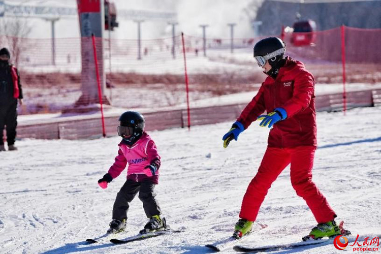 �ڼ��ֱ������ѩ�ȼ�����һ��С�����ڽ�����ָ����ѧϰ��ѩ������������ ������