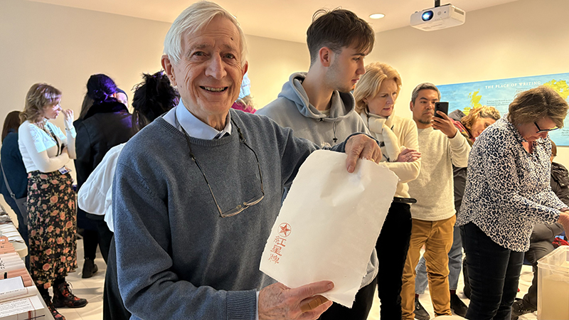 当地民众展示红星宣纸。泾县县委宣传部供图