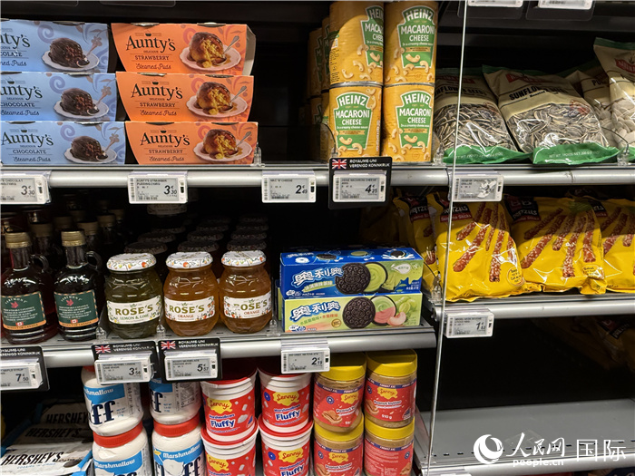 图为2月24日,记者在布鲁塞尔一家家乐福超市拍摄的来自中国的食品,越来越多中国口味的食品收到当地消费者青睐。