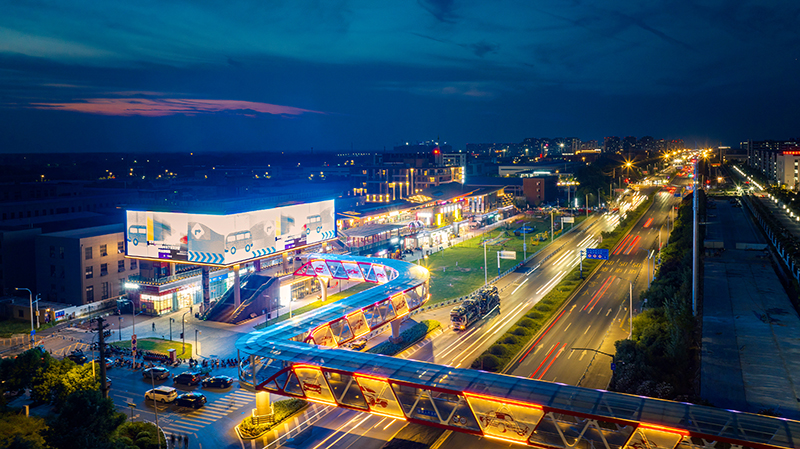 下塘镇首个商业综合体——夏塘里商业街夜景。桑琳摄