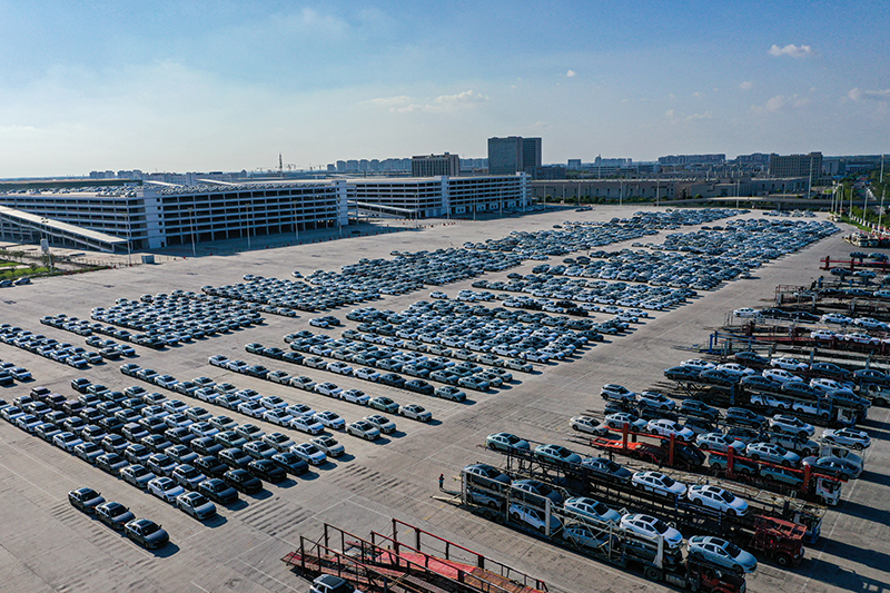 比亚迪整车货运场。孔根龙摄