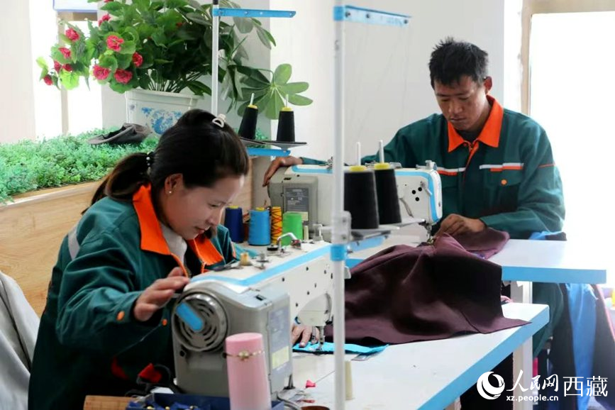 扎囊县残疾人就业创业基地员工次仁措姆和边巴杰布在缝制藏装。次仁龙布摄