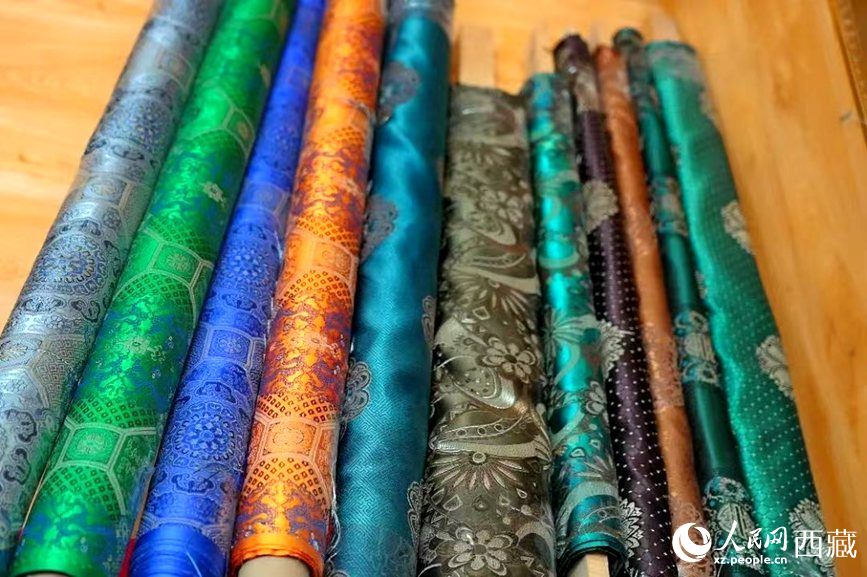 基地制作藏装所用到的材料样品。次仁龙布摄