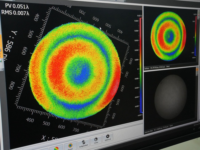 屏幕上清晰显示着光学元器件的打磨程度。人民网记者 李洋摄